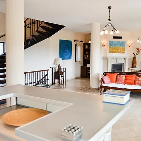 Important Group Bd436 - Silver Villa